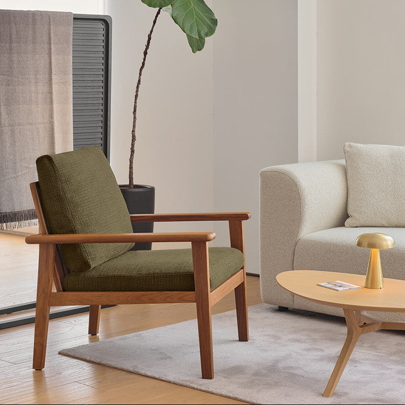 כורסת SUITS בסלון מעוצב לצד עציץ ושולחן קפה